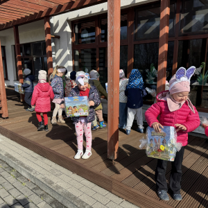 Zdjęcie przedstawia dzieci z grupy Jeżyki.