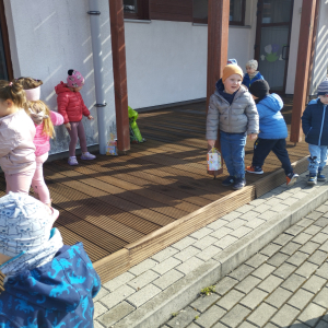 Zdjęcie przedstawia dzieci z grupy Biedronki.