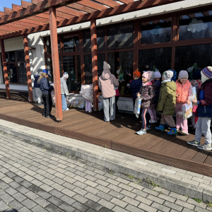 Zdjęcie przedstawia dzieci z grupy Jeżyki.