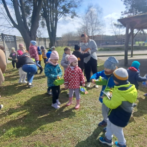 Zdjęcie przedstawia dzieci z grupy Sówki.