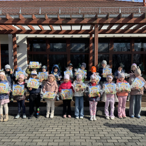 Zdjęcie przedstawia dzieci z grupy Jeżyki.