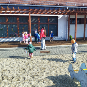 Zdjęcie przedstawia dzieci z grupy Biedronki.