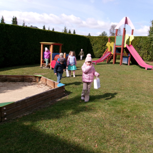 Zdjęcie przedstawia dzieci z grupy Motylki.