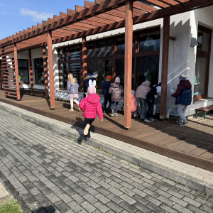 Zdjęcie przedstawia dzieci z grupy Jeżyki.