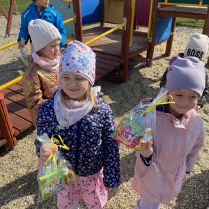 Zdjęcie przedstawia dzieci z grupy Pszczółki.