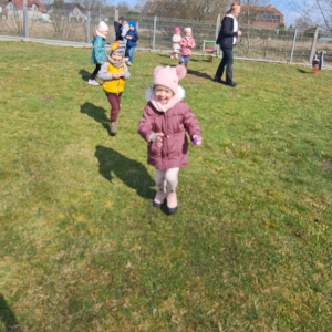 Zdjęcie przedstawia dzieci z grupy Sówki.