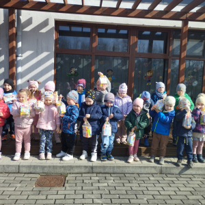 Zdjęcie przedstawia dzieci z grupy Biedronki.