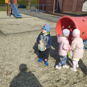 Zdjęcie przedstawia dzieci z grupy Biedronki.