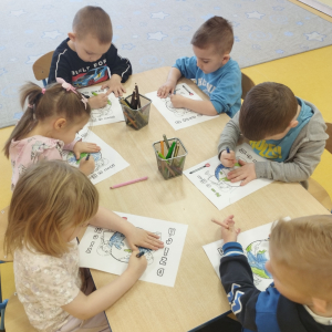 Zdjęcie przedstawia dzieci z grupy Biedronki.