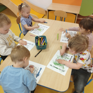 Zdjęcie przedstawia dzieci z grupy Biedronki.