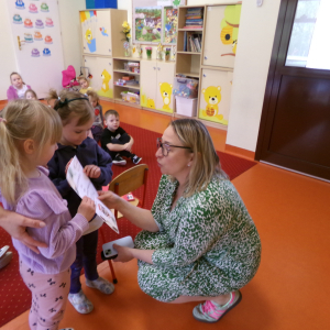 Zdjęcie przedstawia dzieci z Miejskiego Przedszkola w Sośnicowicach.
