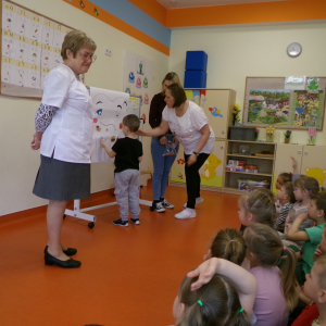 Zdjęcie przedstawia dzieci z Miejskiego Przedszkola w Sośnicowicach.