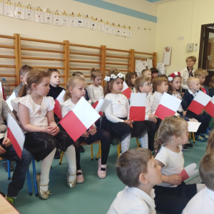 Zdjęcie przedstawia dzieci z Miejskiego Przedszkola w Sośnicowicach.
