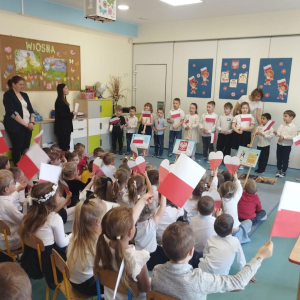 Zdjęcie przedstawia dzieci z Miejskiego Przedszkola w Sośnicowicach.