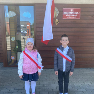 Zdjęcie przedstawia dzieci z Miejskiego Przedszkola w Sośnicowicach.