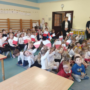 Zdjęcie przedstawia dzieci z Miejskiego Przedszkola w Sośnicowicach.