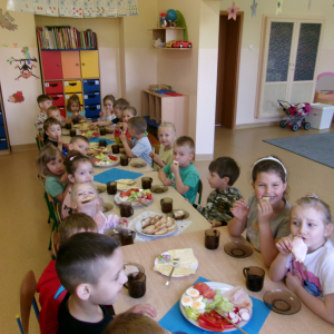 Zdjęcie przedstawia dzieci z grupy Sówki.
