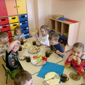 Zdjęcie przedstawia dzieci z grupy Sówki.