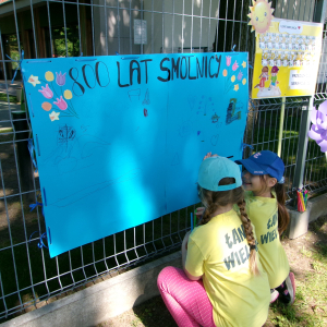 Zdjęcie przedstawia dzieci z Miejskiego Przedszkola w Sośnicowicach.