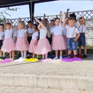 Zdjęcie przedstawia dzieci z grupy Sówki.
