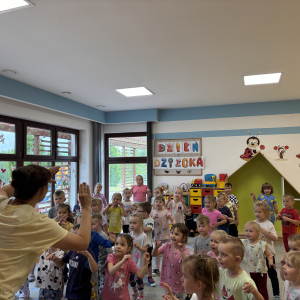 Zdjęcie przedstawia dzieci z Miejskiego Przedszkola w Sośnicowicach.