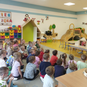 Zdjęcie przedstawia dzieci z Miejskiego Przedszkola w Sośnicowicach.