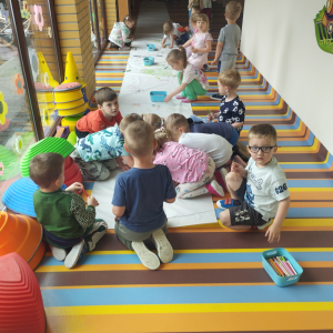 Zdjęcie przedstawia dzieci z Miejskiego Przedszkola w Sośnicowicach.