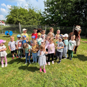 Zdjęcie przedstawia dzieci z grupy Sówki.