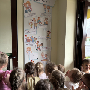 Zdjęcie przedstawia dzieci z grupy Żabki.