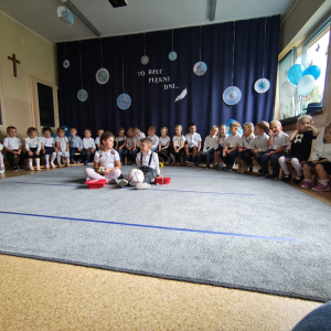 Zdjęcie przedstawia dzieci z grupy Sówki.