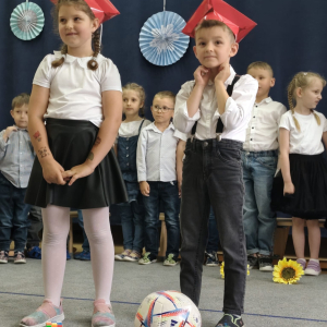 Zdjęcie przedstawia dzieci z grupy Sówki.