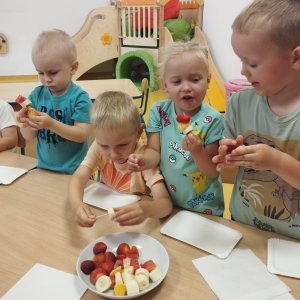 Zdjęcie przedstawia dzieci z grupy Biedronki.