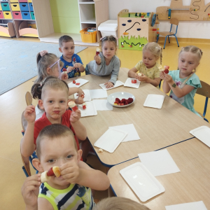 Zdjęcie przedstawia dzieci z grupy Biedronki.