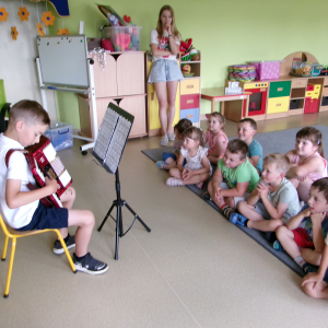 Zdjęcie przedstawia dzieci z grupy Motylków.