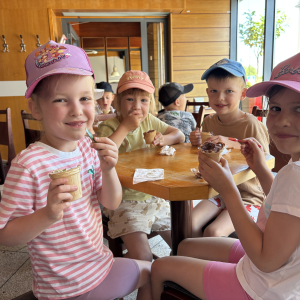 Zdjęcie przedstawia dzieci z grupy Żabki.