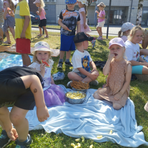 Zdjęcie przedstawia dzieci z Miejskiego Przedszkola w Sośnicowicach.