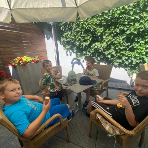 Zdjęcie przedstawia dzieci z grupy Pszczółki.