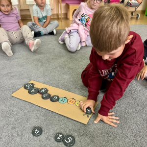 Zdjęcie przedstawia dzieci z grupy Sówki..
